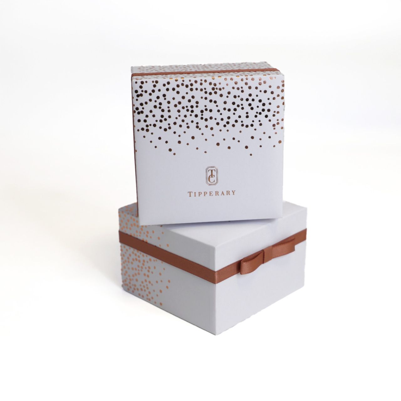 Crafted by the designers at Tipperary, the Americana Watch is a striking fusion of classic charm and modern sophistication. Its polished silver-tone case is framed by a rose gold bezel, adorned with shimmering silver crystals for an added touch of glamour.