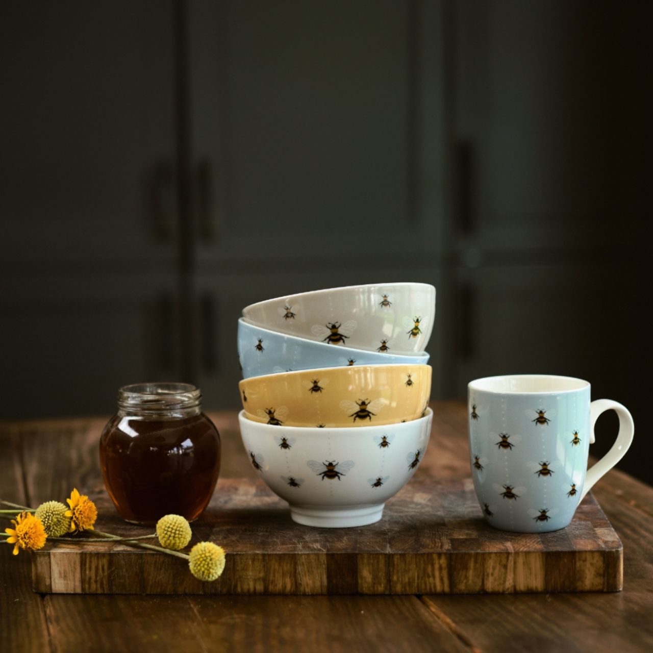 Deriving inspiration from one of nature's most delicate and fascinating creatures, the Tipperary BEE Collection is comprised of a comprehensive range of ceramics and cooking accessories.