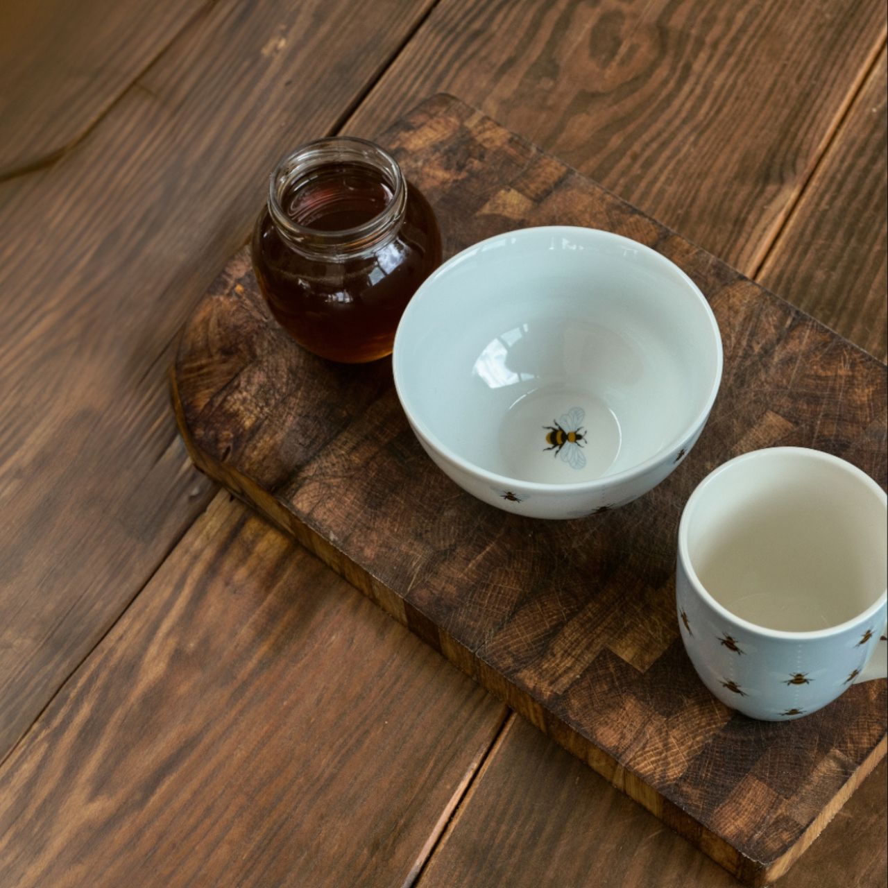 Deriving inspiration from one of nature's most delicate and fascinating creatures, the Tipperary BEE Collection is comprised of a comprehensive range of ceramics and cooking accessories.