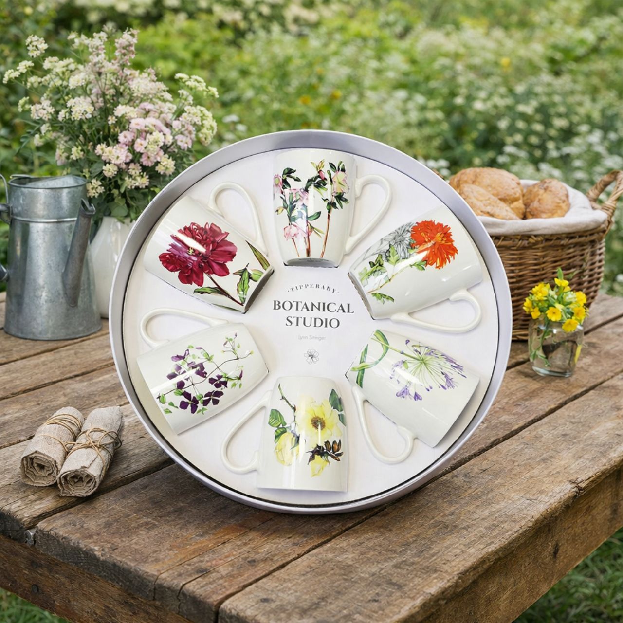 Comes exquisitely preswented in a Tipperary Crystal Hat Box with Bow.