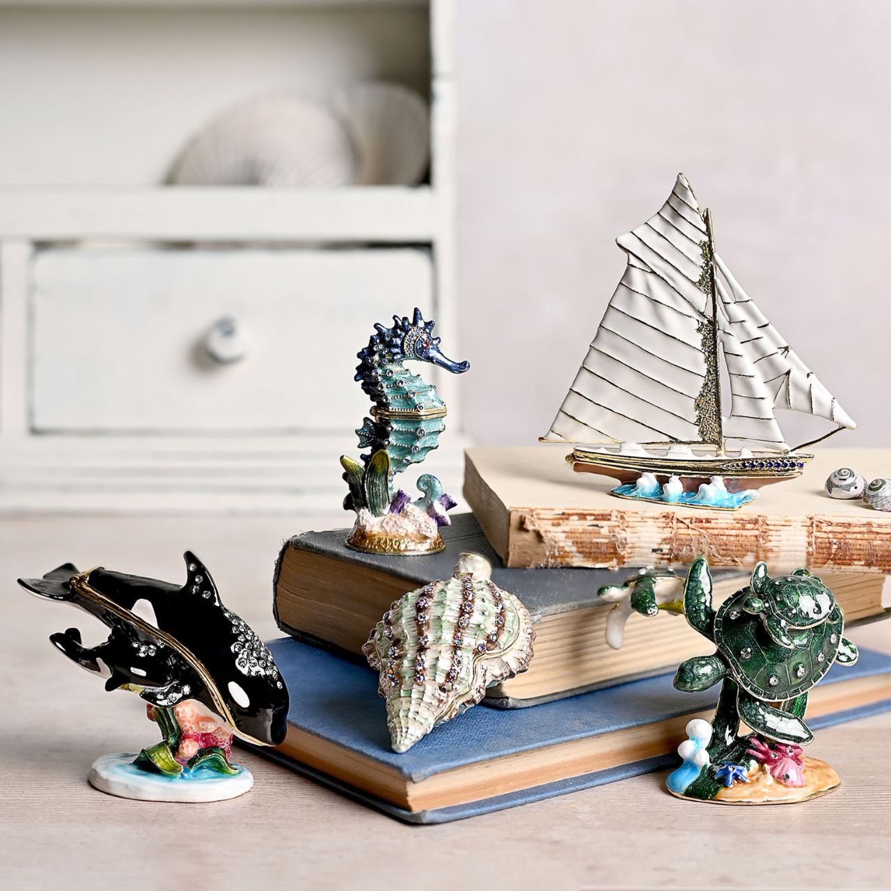 Step into the enchanting world of the Treasured Trinkets – Coral Turtle by STRATTON, a whimsical and meticulously crafted trinket box that captures the endearing charm of this sea creature.