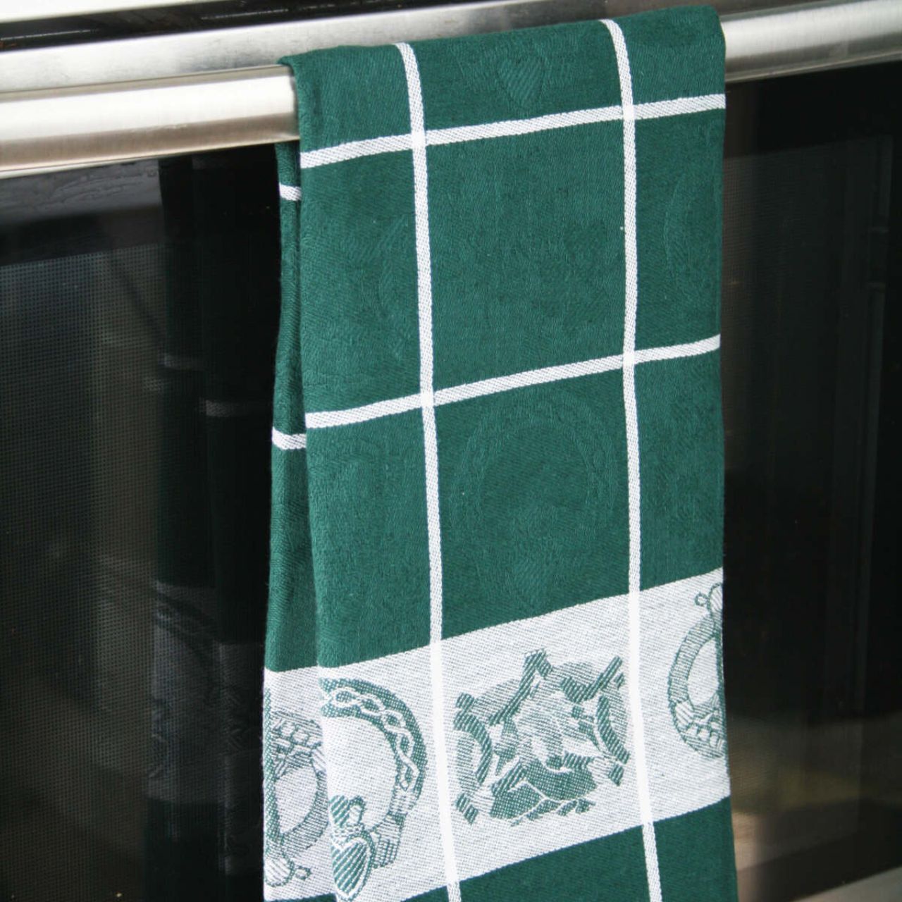 Treasures of Ireland Tea Towel Green by Samuel Lamont Treasure of Ireland linen union tea towel in beautiful Irish green. This striking colourway comes as a bale of two, tied with elegant green ribbon. Perfect for gifting as a keepsake souvenir with it's iconic Irish symbols.