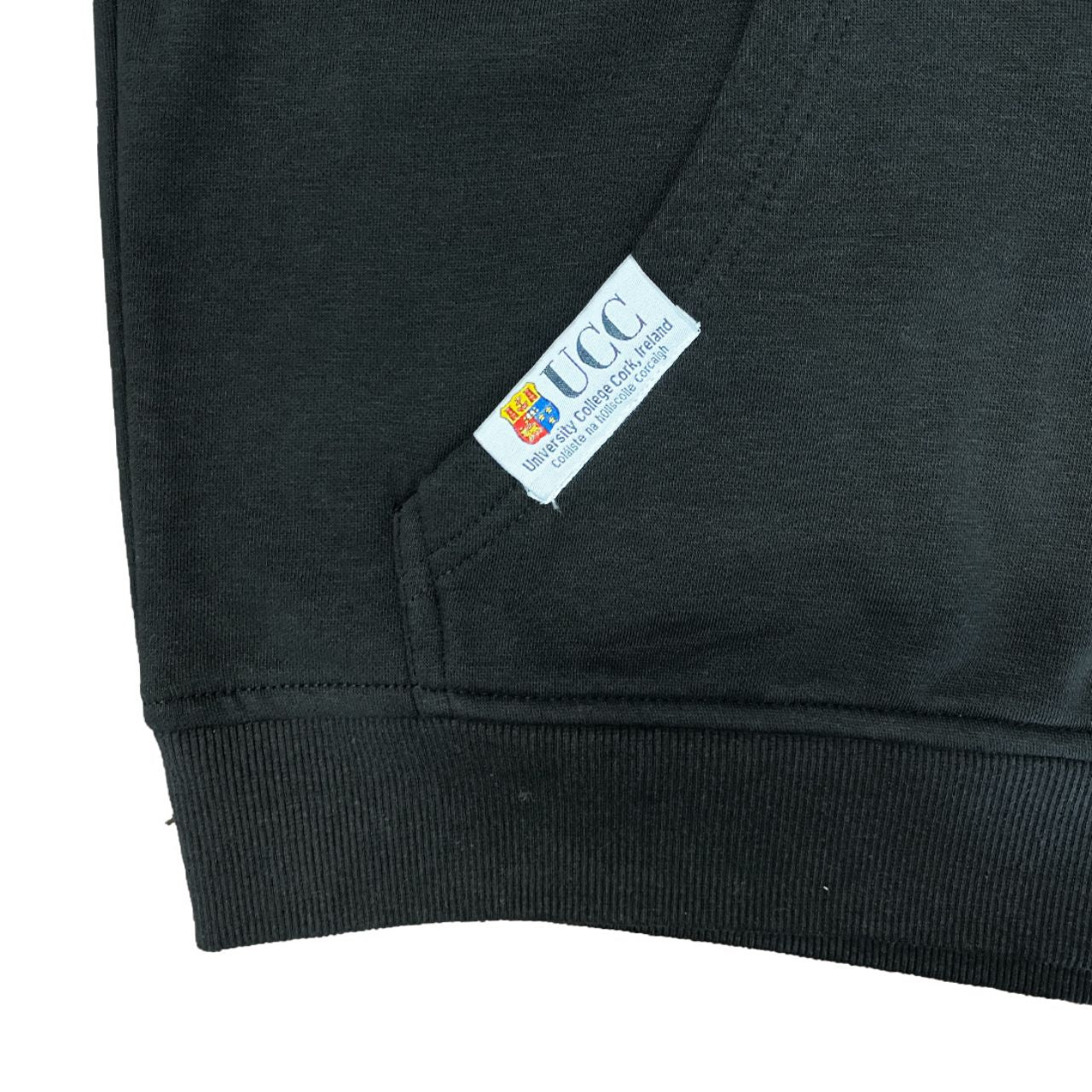 This UCC College Hoodie Est 1845 - Black is an official addition to the collection. Its relaxed fit showcases a printed UCC crest, UCC back neck label, contrasting draw strings, and a pocket with a UCC woven label.