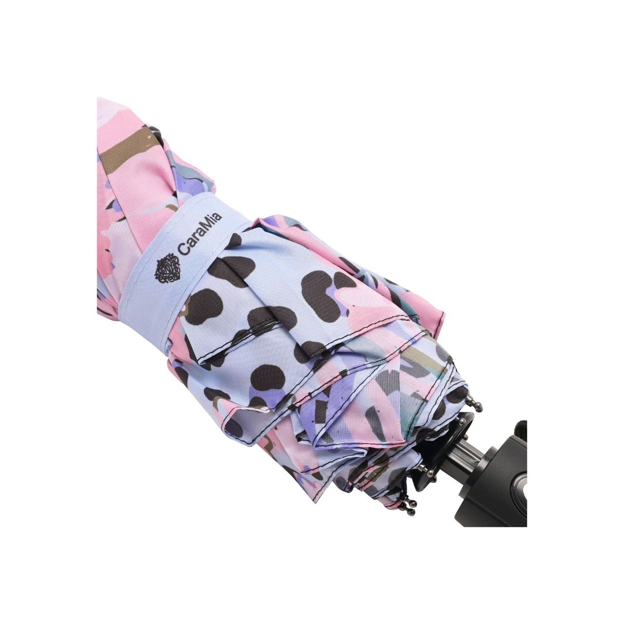 This premium umbrella has a auto open & close feature, so at a touch of a button the canopy fully opens and then press the button again to collapse the canopy… a handy function when you’re in and out of buildings or shops.