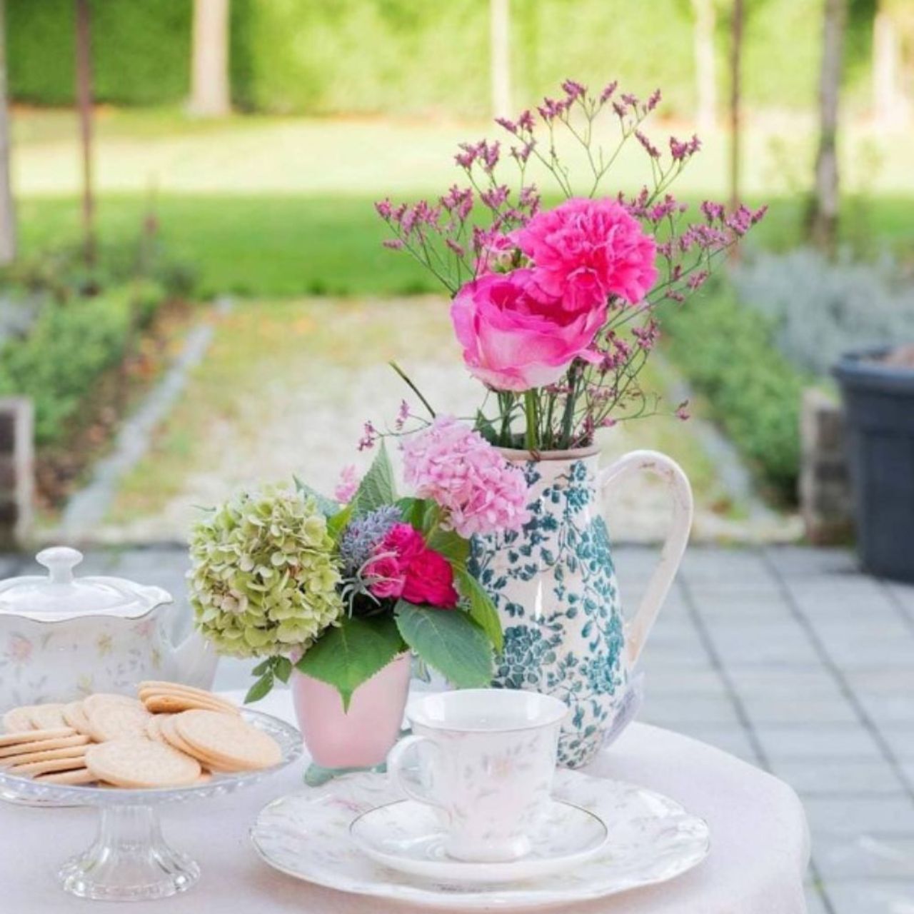 A decorative jug is the new must-have! It’s stylish and unique in its own way. You can place fun dried flowers in it or simply leave it empty. But beware! It’s a decorative jug and therefore not suitable for water. Mix and match with different heights and create a playful effect. Either way, this decorative jug is a must in your home!