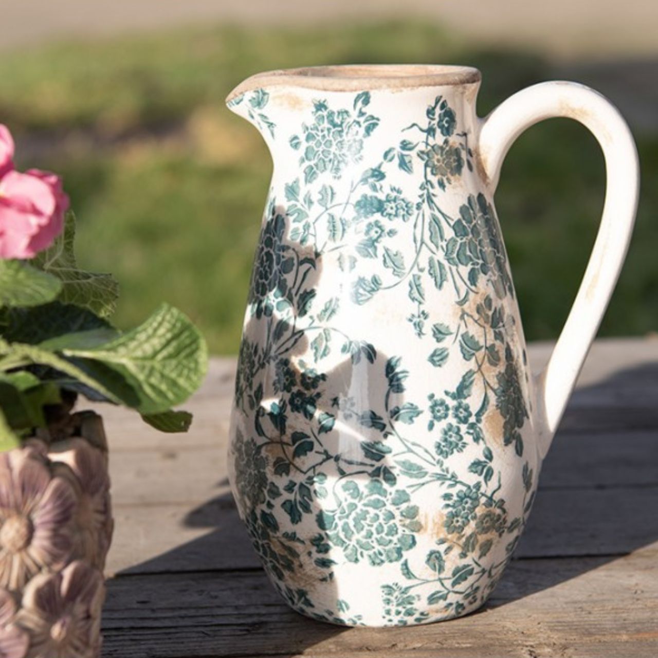 A decorative jug is the new must-have! It’s stylish and unique in its own way. You can place fun dried flowers in it or simply leave it empty. But beware! It’s a decorative jug and therefore not suitable for water. Mix and match with different heights and create a playful effect. Either way, this decorative jug is a must in your home!