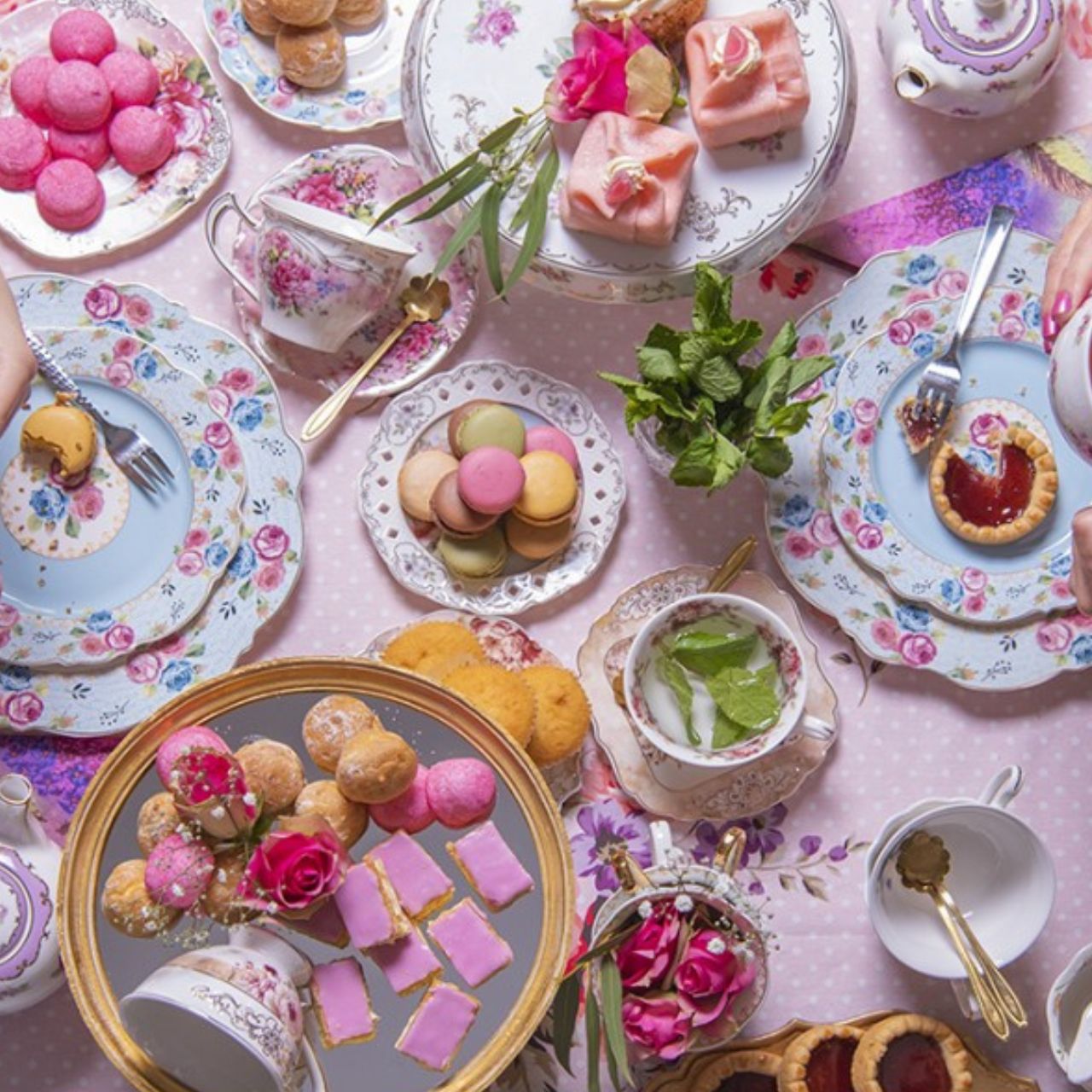 An elegant high-tea or simply a tea lover? Your tea will taste even better with our cups and saucers! Our cups come in the most unique designs; covered with antique, vintage, or cute prints. But we also have plain cups and saucers with a stylish design for those who don’t like prints that much. Great for a cup of cappuccino!