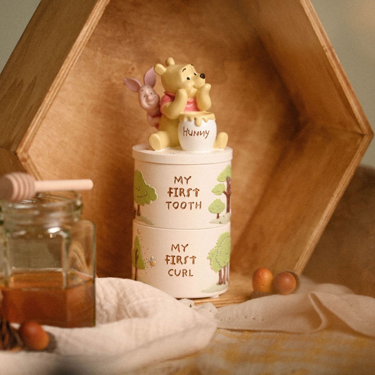 Winnie The Pooh Resin Tooth And Curl Trinket Box Set A Winnie the Pooh tooth and curl trinket box set from DISNEY. This loveable set from Magical Beginnings creates a beloved keepsake with an extra sprinkling of timeless Disney magic.