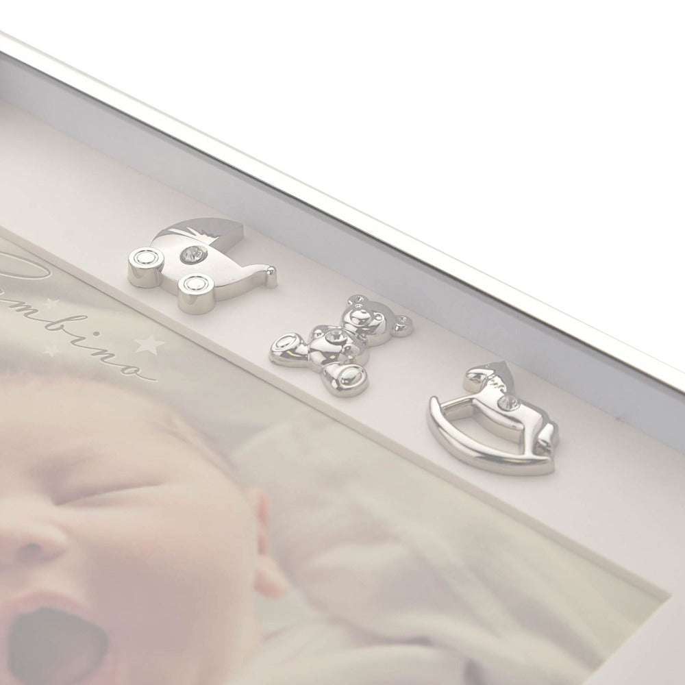 Bambino Thin Silver Plated Photo Frame 7" x 5" A gorgeous 7" x 5" silver plated photo frame from BAMBINO BY JULIANA®. The box frame is embellished with crystal finished teddy bear, pram and rocking horse icons and features a crisp white mount and standing strut.