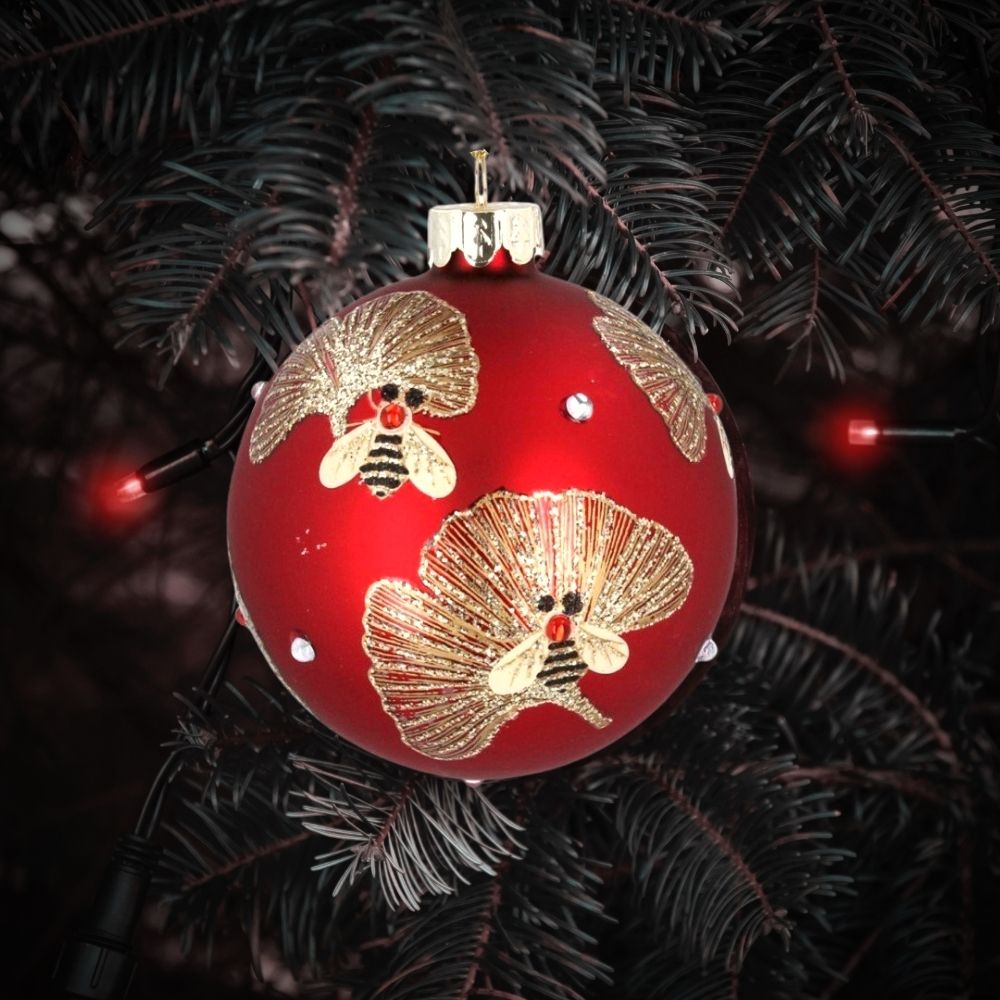 Gisela Graham Christmas Tree Bee Baubles - Matt Red Glass Ball - Gingko Leaf Browse our beautiful range of luxury Christmas tree decorations, baubles & ornaments for your tree this Christmas. Add style to your Christmas tree with these elegant Christmas matt red glass baubles decorated with golden leaves and bees.