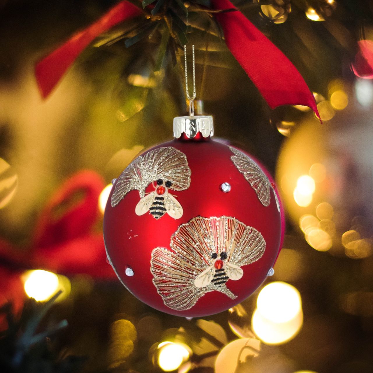 Gisela Graham Christmas Tree Bee Baubles - Matt Red Glass Ball - Gingko Leaf Browse our beautiful range of luxury Christmas tree decorations, baubles & ornaments for your tree this Christmas.