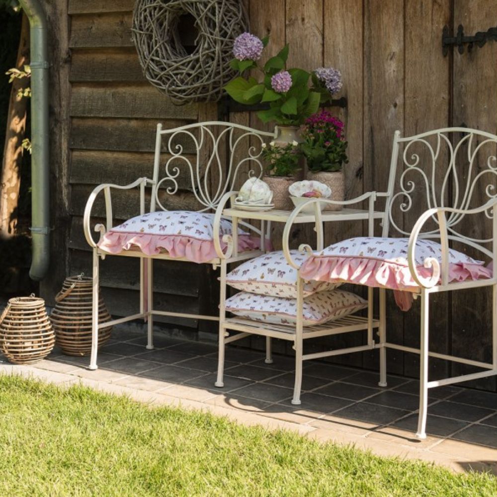 Clayre & Eef Beige Pink Cotton Table Runner Butterflies 150 x 150 cm When we think of the Summer, we think of colourful butterflies. This cute and very extensive collection features a pattern with a range of different and cheerful butterflies. The pink contrast colour completes the entire image.