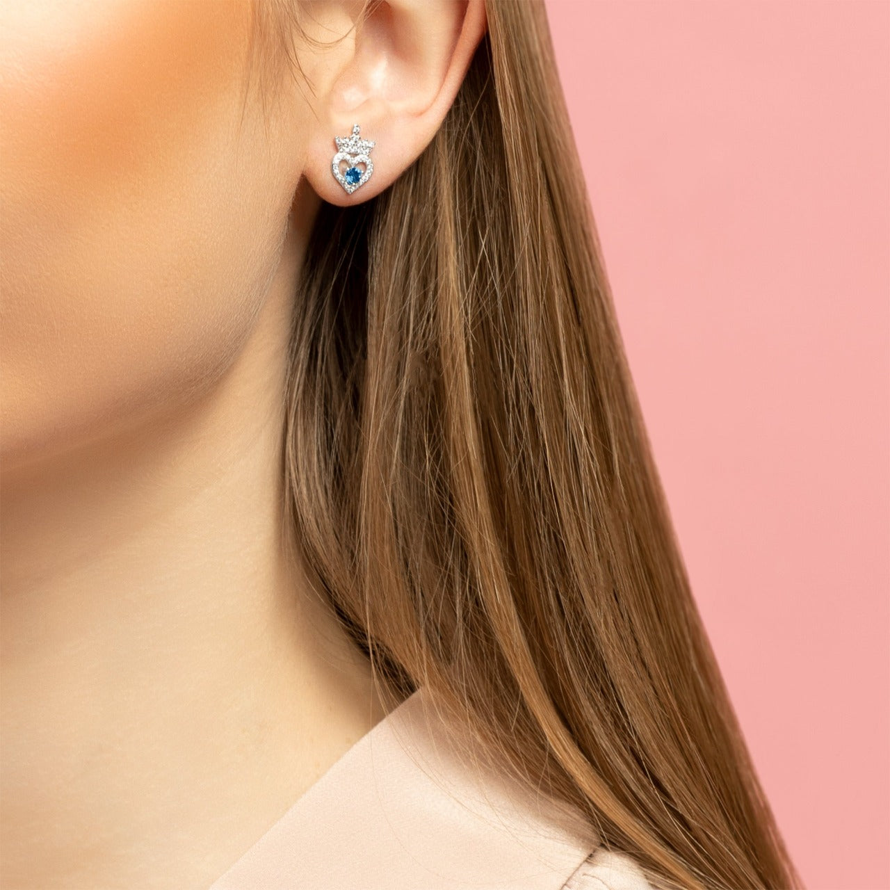 Disney Princess Sterling Silver Birthstone Crown Earrings – December Beautiful silver Birthstone princess crown earrings with CZ crystals adding a feminine touch to the Disney classic piece of Jewellery. Trendy and fashionable design, the Disney princess sterling silver earrings add a chic, fun touch to any outfit. the perfect gift for any Disney Princess fan.