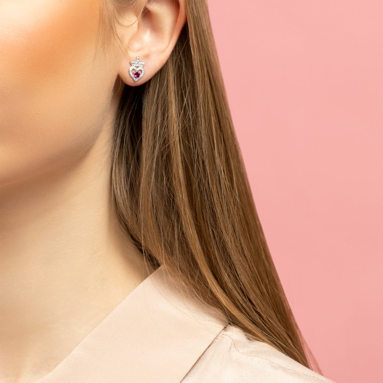 Disney Princess Sterling Silver Birthstone Crown Earrings – January Beautiful silver Birthstone princess crown earrings with CZ crystals adding a feminine touch to the Disney classic piece of Jewellery. Trendy and fashionable design, the Disney princess sterling silver earrings add a chic, fun touch to any outfit. the perfect gift for any Disney Princess fan