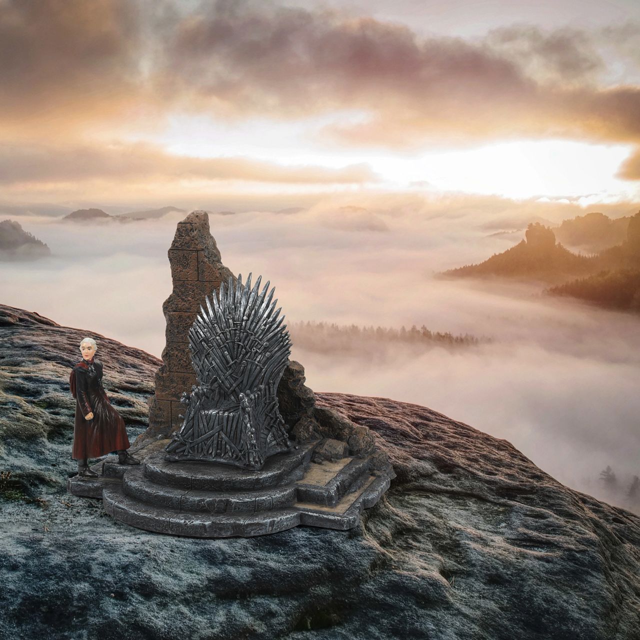 Dept 56 Daenerys Targaryen Figurine - Game of Thrones  Daenerys of the House Targaryen, the First of Her Name, Breaker of Chains and Mother of Dragons has been immortalised in this highly detailed figurine. Captured in this iconic scene from series 8 of Game of Thrones.