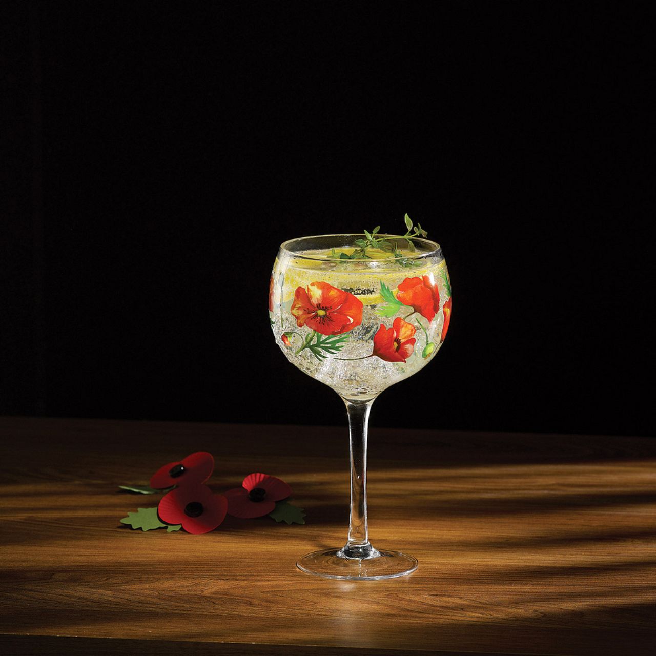 Ginology Poppies Copa Gin Glass The elegant red flower. Hugely recognised as an emblem of remembrance and hope. With strong colouration of beautiful tones of red, the design of this piece is both stylish and sensitive to the sentiment it carries. Stuck for a unique gift idea for someone.