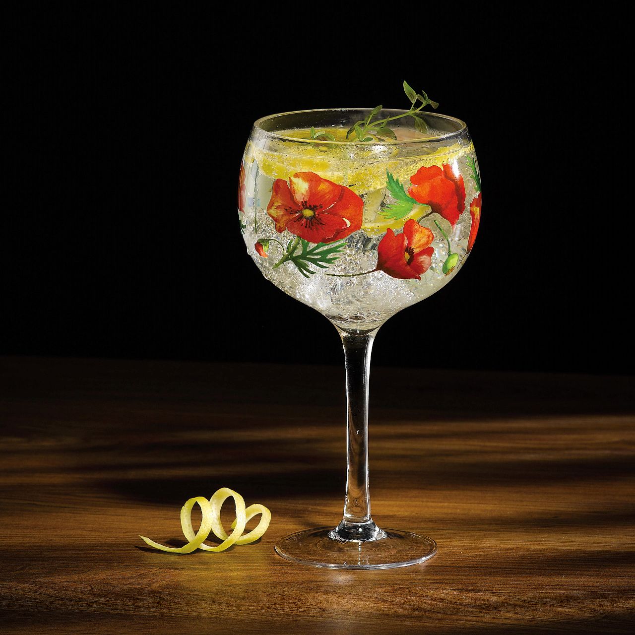 Ginology Poppies Copa Gin Glass The elegant red flower. Hugely recognised as an emblem of remembrance and hope. With strong colouration of beautiful tones of red, the design of this piece is both stylish and sensitive to the sentiment it carries. Stuck for a unique gift idea for someone.