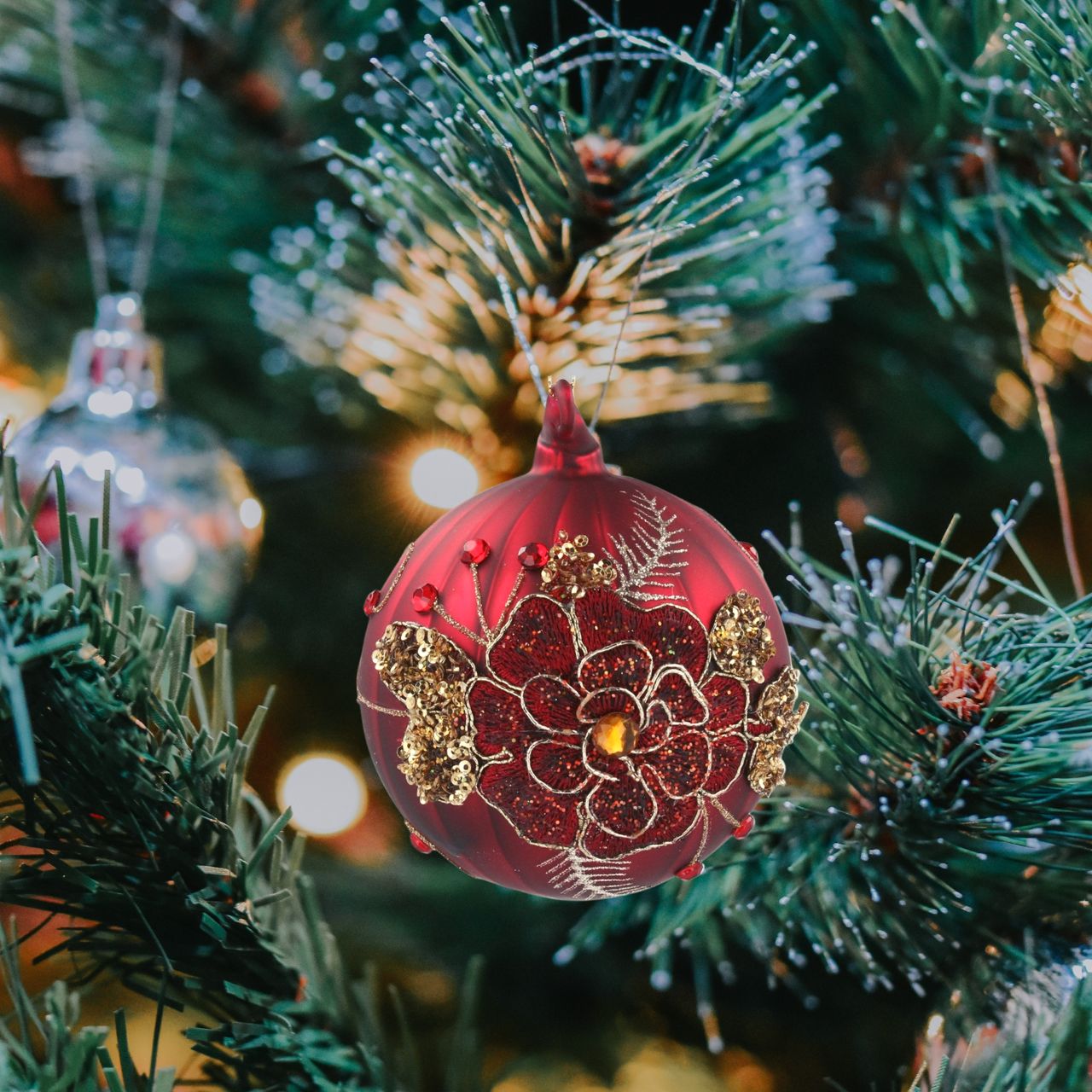 Gisela Graham Christmas Bauble Matt Burgundy With Embossed Flower & Leaves Browse our beautiful range of luxury Christmas tree decorations, baubles & ornaments for your tree this Christmas. Add style to your Christmas tree with these elegant Christmas matt burgundy with embossed flower and leaves