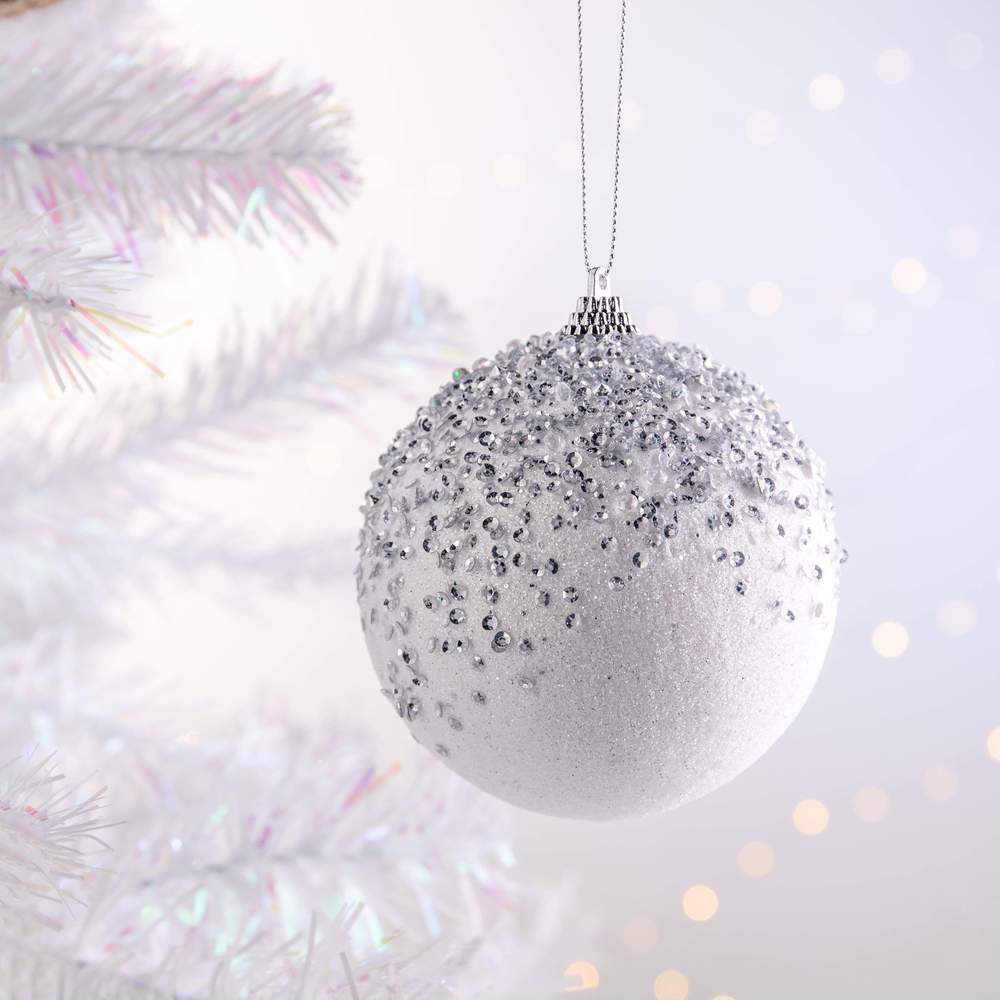 Kaemingk Christmas White Foam Glitter Baubles - Silver Kaemingk surprises Christmas lovers all over the world with thousands of new innovative items each year. They specialises in beautifully detailed Christmas Ornaments and holiday seasonal decor. The catchy collections are contemporary, attractive and of high quality.