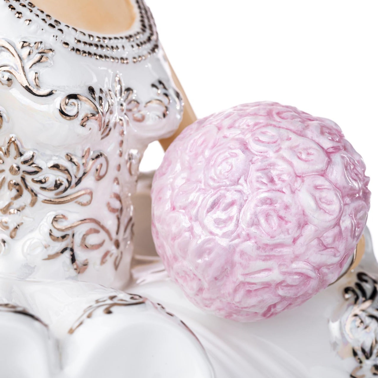 English Ladies Gypsy Affection Blonde Gypsy Affection is the latest edition to the range and comes in both blonde and brunette and also in mini-figures. This gorgeous figurine stands out from the crowd with stunning gold details throughout the dress and on her beautiful crown.