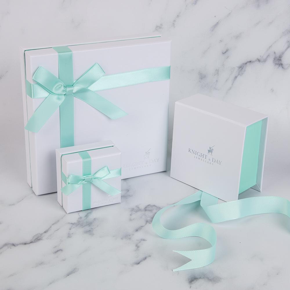 Mariana Sapphire Bracelet Tennis bracelet with sapphire CZ stones & slider fastening. Gold plating.