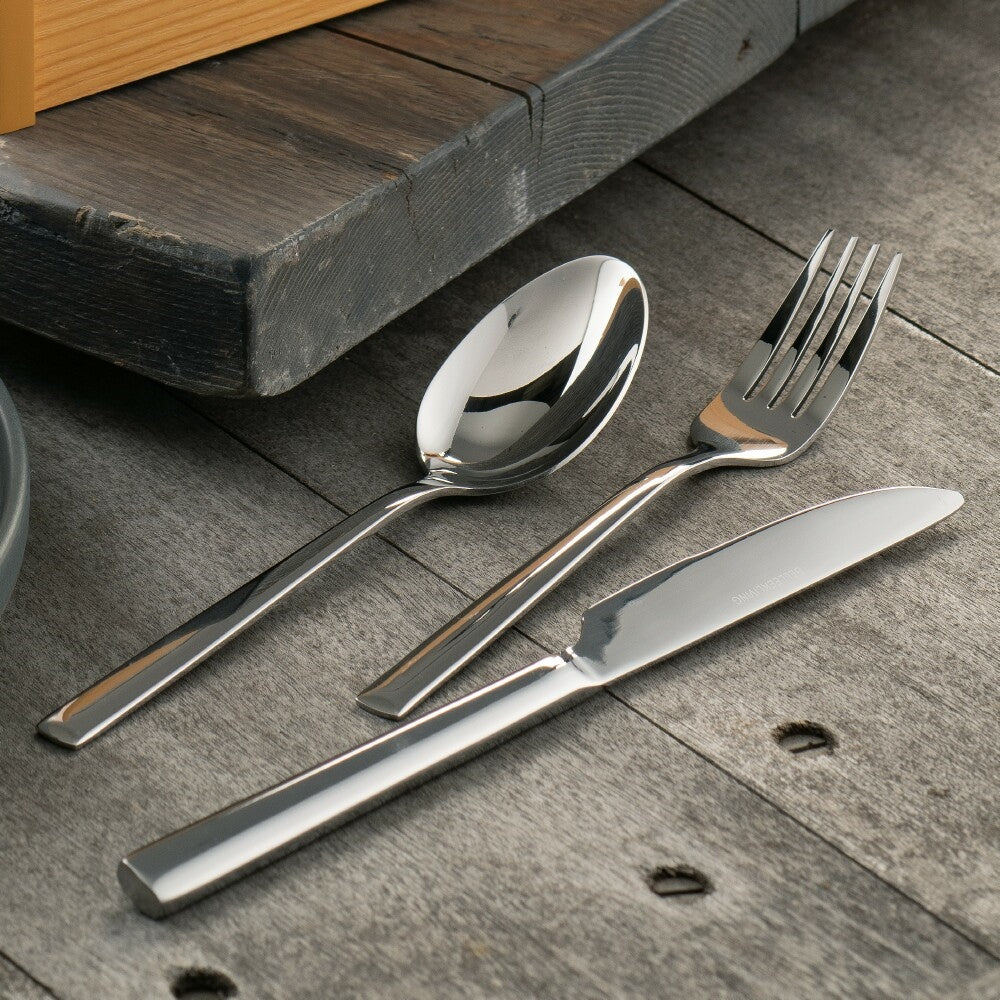 Belleek Living Reflection 24 Piece Cutlery Set This Reflection 24 Piece Cutlery Set is made from 18/10 High Grade Stainless Steel. With a shiny, smooth surface, this cutlery is sure to suit any tableware. Suitable for those who are moving into their new home, or wanting to refresh their cutlery drawer.