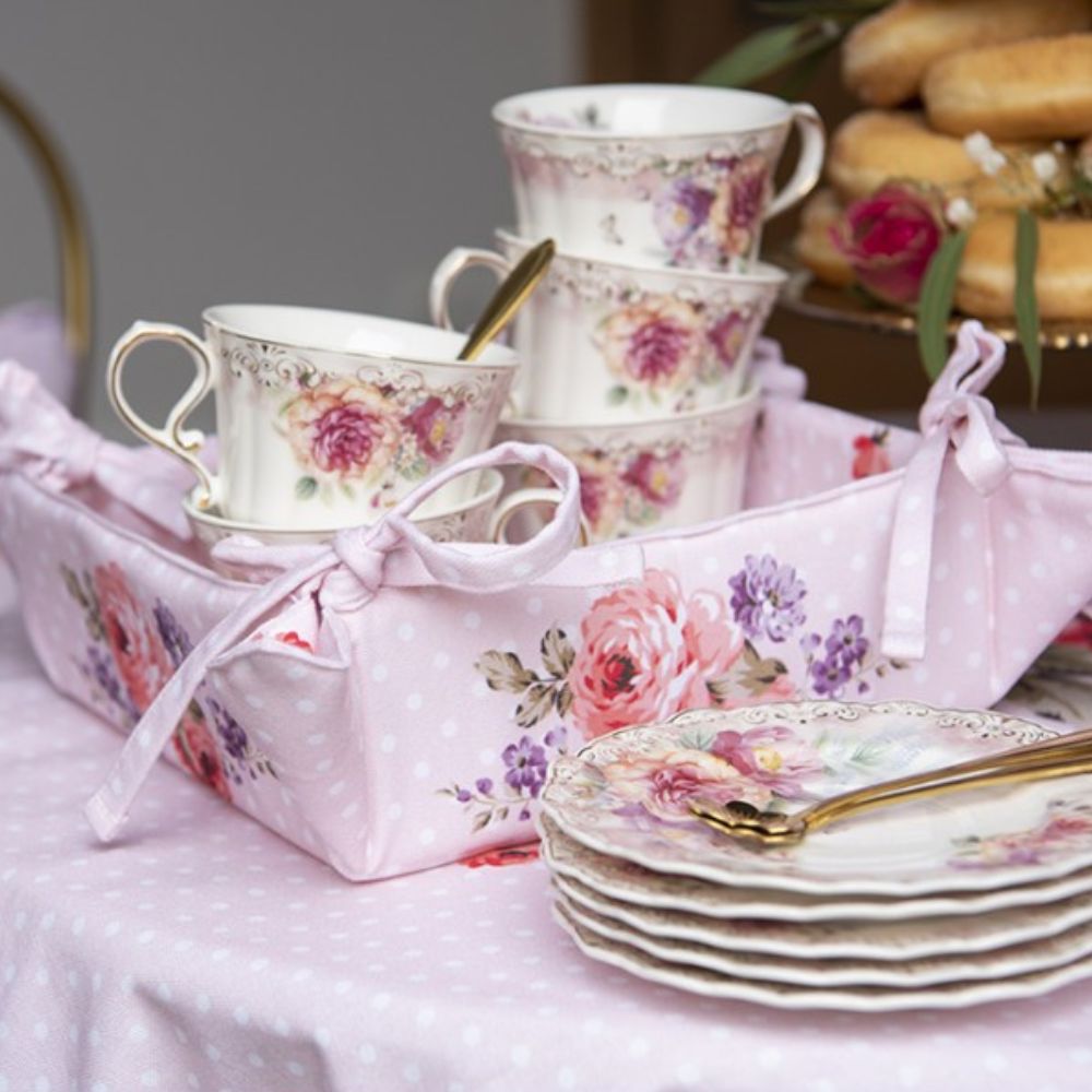 Clayre & Eef Romantic Roses Pink Cotton Tablecloth Square 150 x 150 cm This cheerful textile series brightens up the entire home. The combination of beautifully designed roses, the pastel pink colour and the white dot pattern make this a colourful whole.