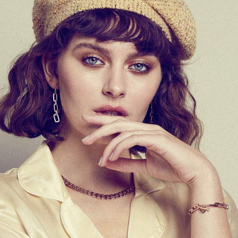 Romi Rose Gold Curb Chain Necklace Simple and understated this collection has a contemporary and sleek look that will allow you to accessorise with any outfit.