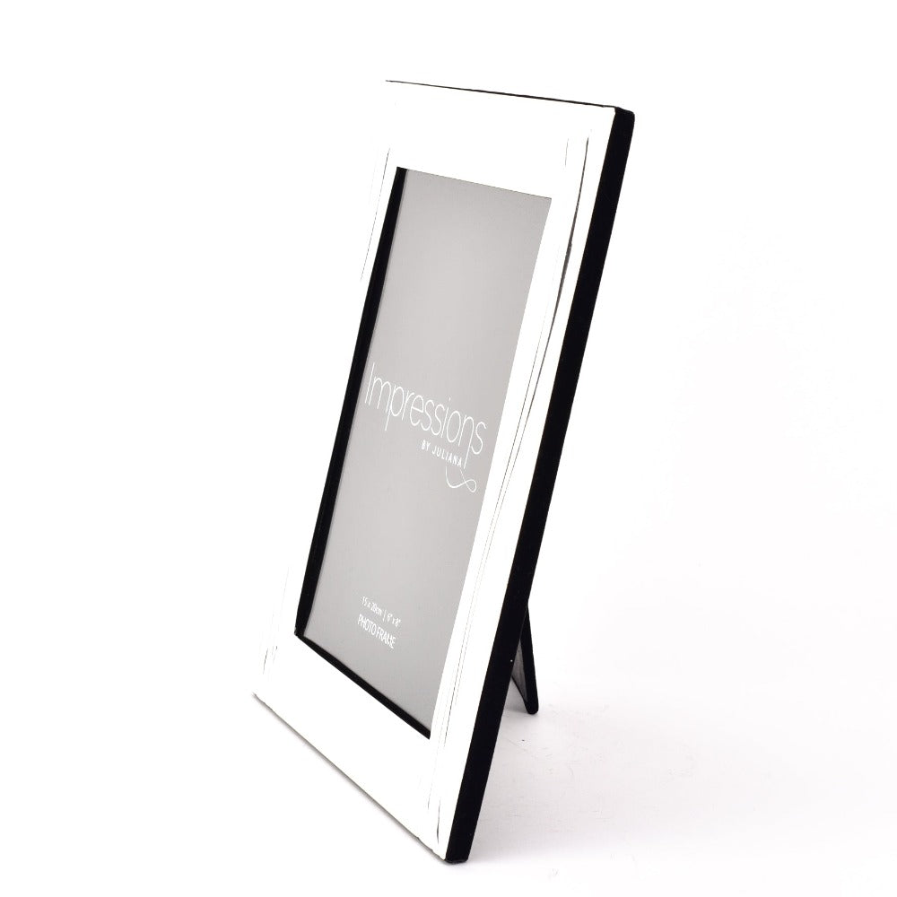 Satin Silver-Plated Photo Frame Shiny Wavy Design 6" x 8" Adding a sophisticated touch to any space with its beautiful silver-plated design, this frame makes an unrivalled gift. This home accessory will keep a special moment alive for years to come.