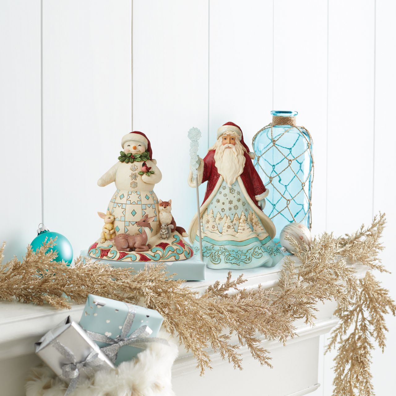 Jim Shore Winter Wonderland Santa with Snowflakes Figurine "Ice and Snow Can Warm The Soul" This icey Santa has been designed by Jim Shore as part of his Winter Wonderland collection. His staff is topped by an acrylic snowflake to add to the feeling of snow and ice before added emblishments of glitter are added.