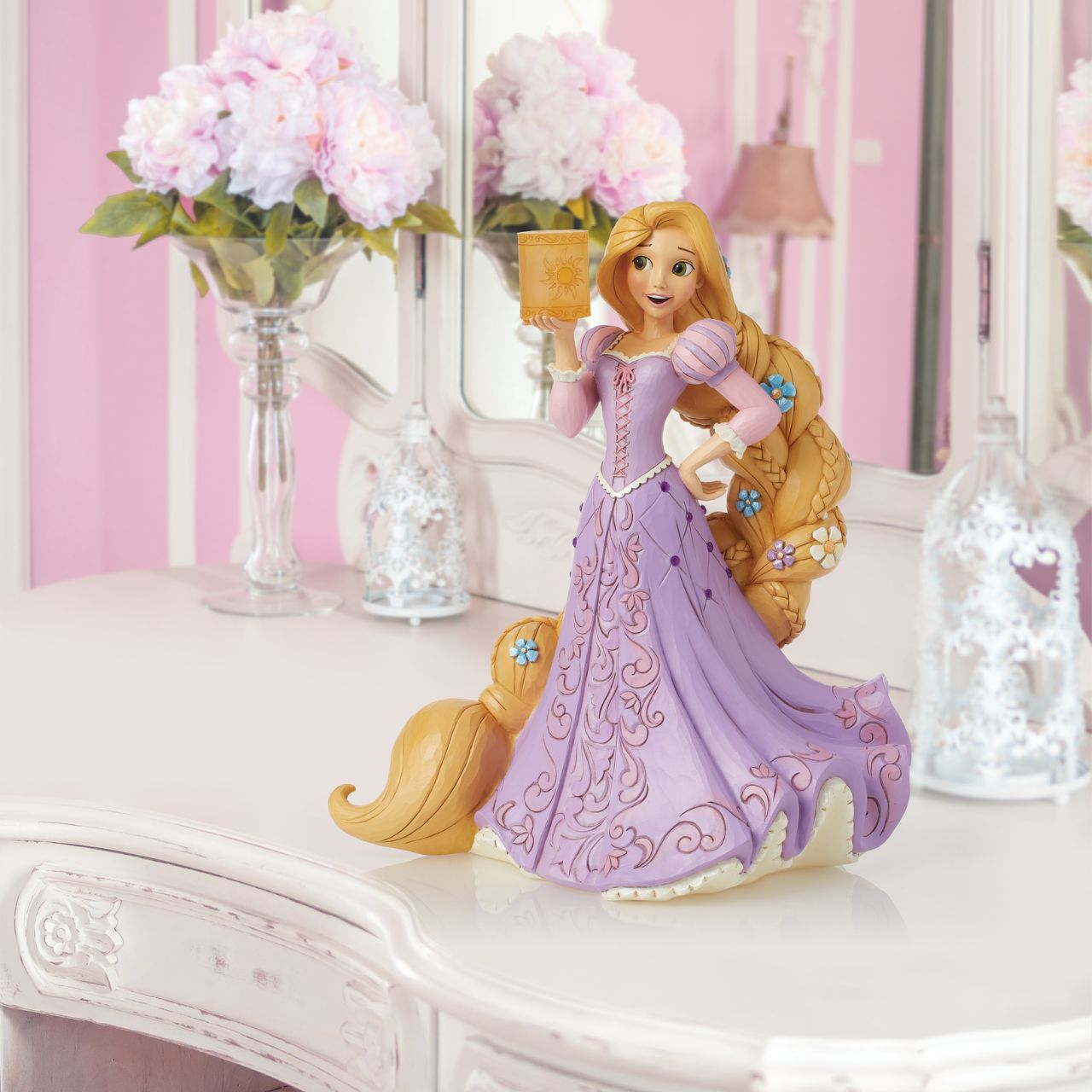 The beautiful dreamer that is Rapunzel from Disney's Tangled has now been recreated by artist Jim Shore as part of his deluxe Disney Traditions collection. Holding a clear resin lantern, Rapunzel is adorned with flowers in her hair and jewels in her dress, making her a truly breath-taking piece.