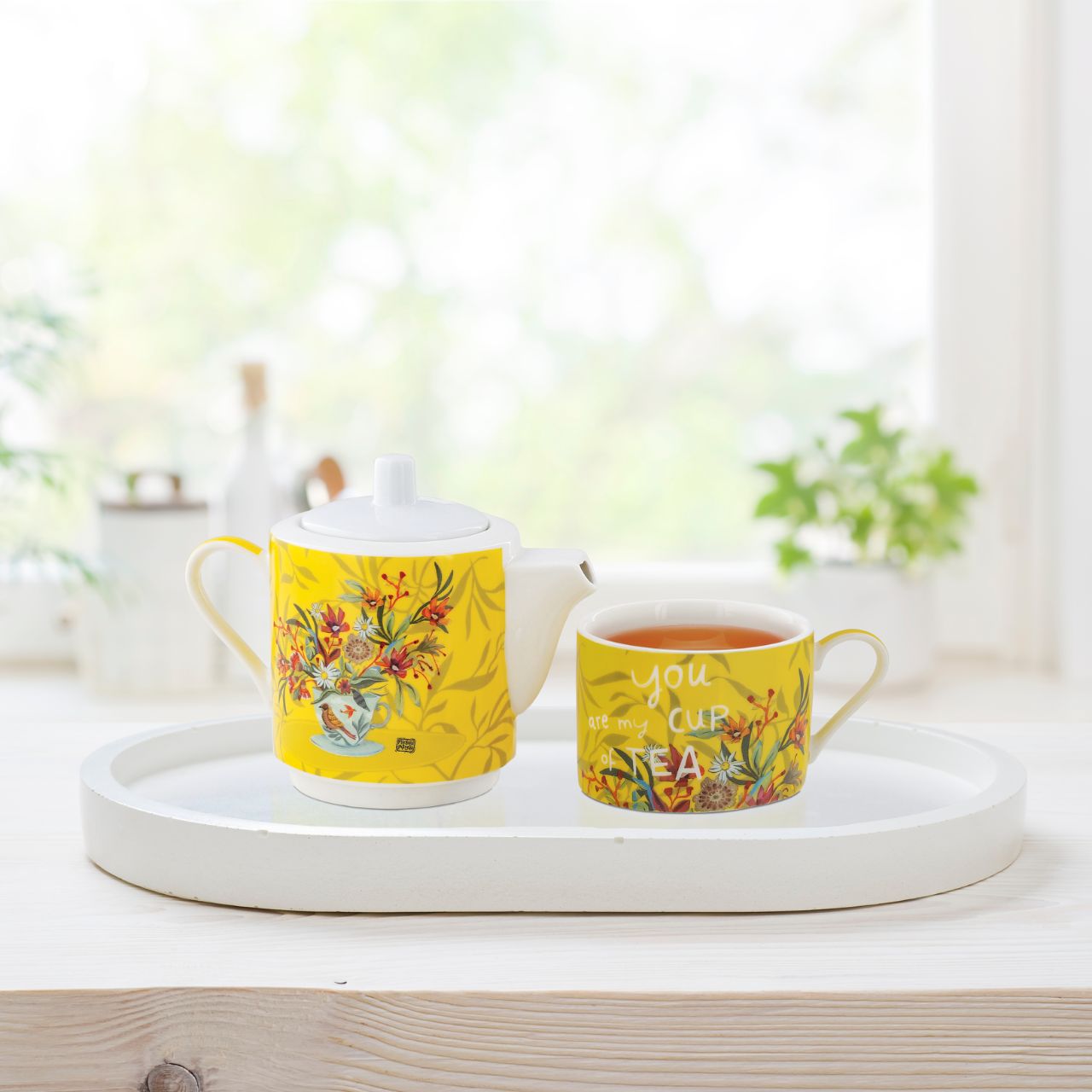 Small ceramic teapot with matching cup for 1 person. Perfect for drinking tea alone, and making this moment of relaxation your little moment to yourself.