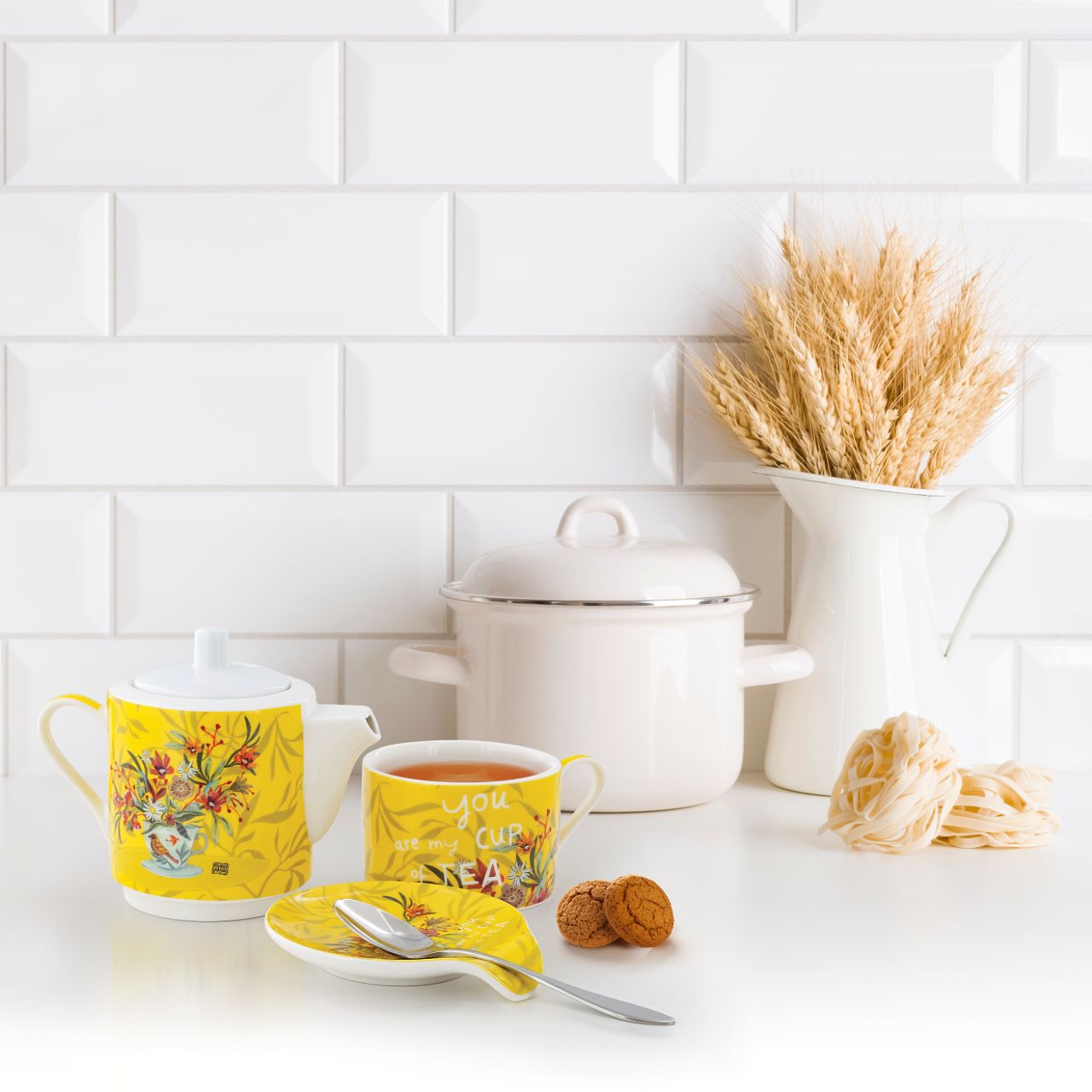 Small ceramic teapot with matching cup for 1 person. Perfect for drinking tea alone, and making this moment of relaxation your little moment to yourself.