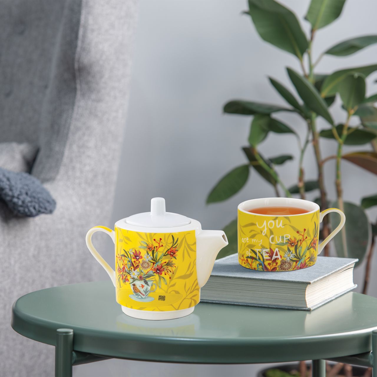 Small ceramic teapot with matching cup for 1 person. Perfect for drinking tea alone, and making this moment of relaxation your little moment to yourself.