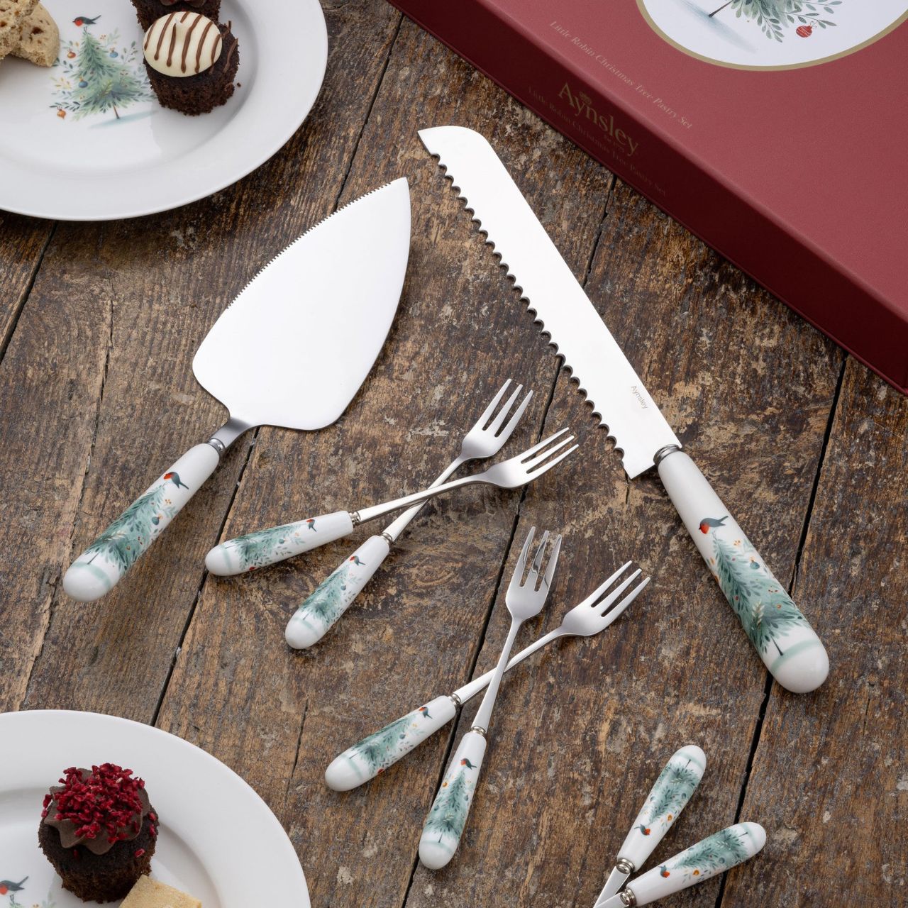 Perfect for festive gatherings, this pastry set showcases the enchanting Little Robin Christmas Tree design. A seasonal must-have for entertaining.