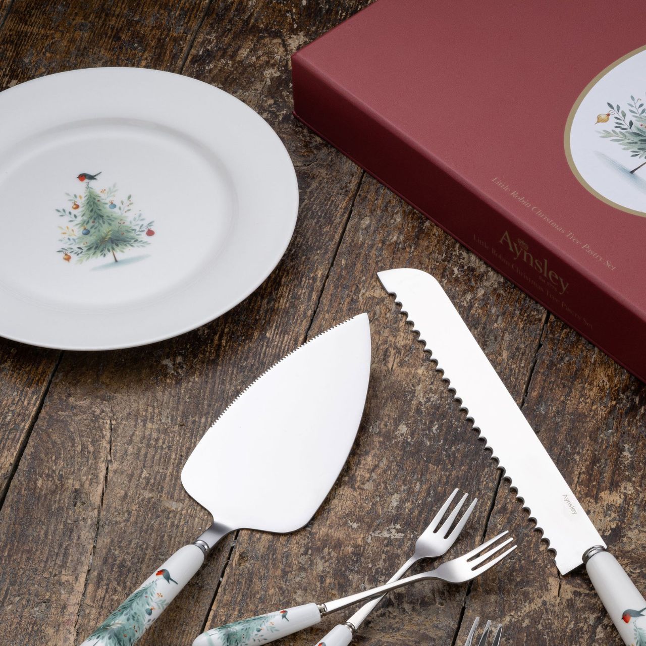 Serve your holiday treats in style with this set of four festive tea plates. The Little Robin design adds a warm seasonal touch to your table.