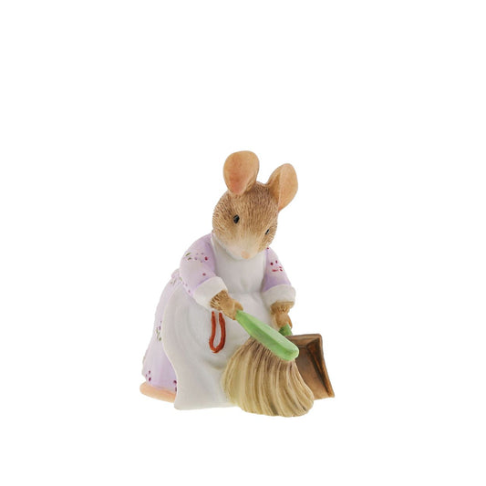 This charming Hunca Munca figurine, showing a mother mouse sweeping. An iconic pose, taken directly from The Tales of Beatrix Potter, helping to bring the featured characters to life. Presented in a branded box. Material: cast stone.