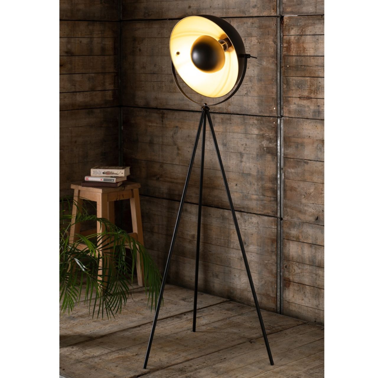 The Nyhavn Floor Lamp is a true statement piece inspired by retro studio lighting. The matt black finish is contrasted with warm gold tones. The black centre piece creates a soft diffused lighting effect, ideal for creating atmospheric mood lighting.