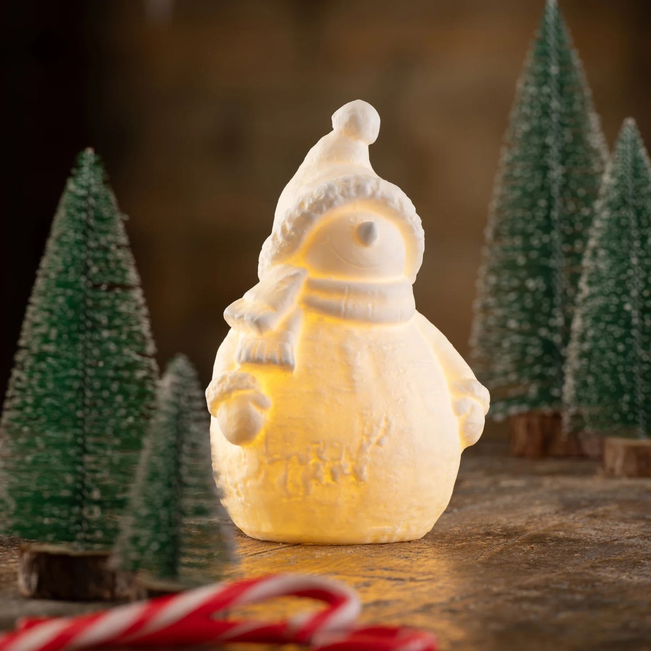 This cute mini snowman LED is battery operated and features a snowy texture which is highlighted when illuminated. Wrapped up in his winter woollies, this snowman LED is the perfect Christmas mood light.