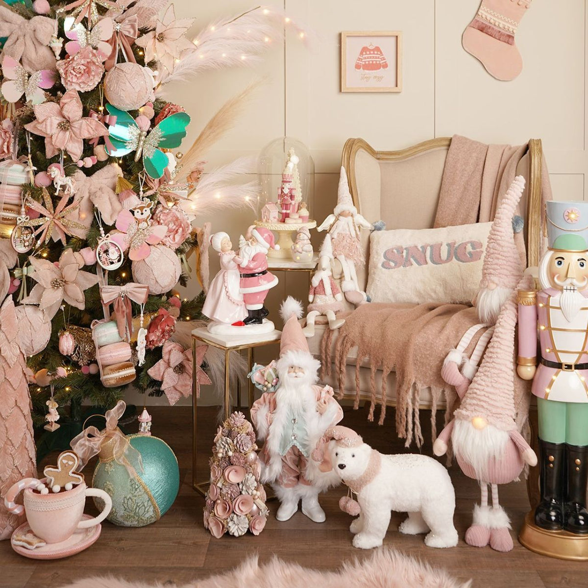 Introducing the Big Bauble Decoration - 31cm, an enchanting centrepiece that's brimming with romantic festive charm.