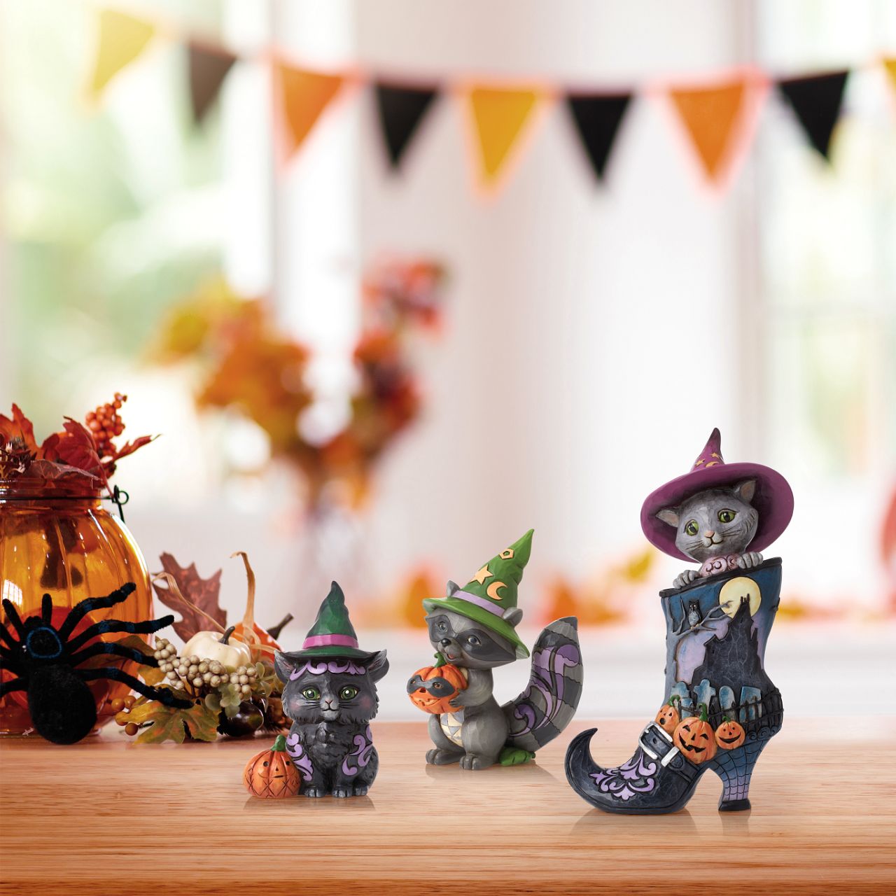 Designed in the iconic style of Jim Shore, this sweet black cat mini features a fabulous witch's hat and is accompanied by a happy pumpkin. Hand painted in high quality cast stone. Designed by award-winning artist and sculptor Jim Shore for Heartwood Creek.