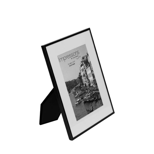 This beautifully decorated frame adds a modern touch to the home and gives treasured photographs the treatment they deserve.