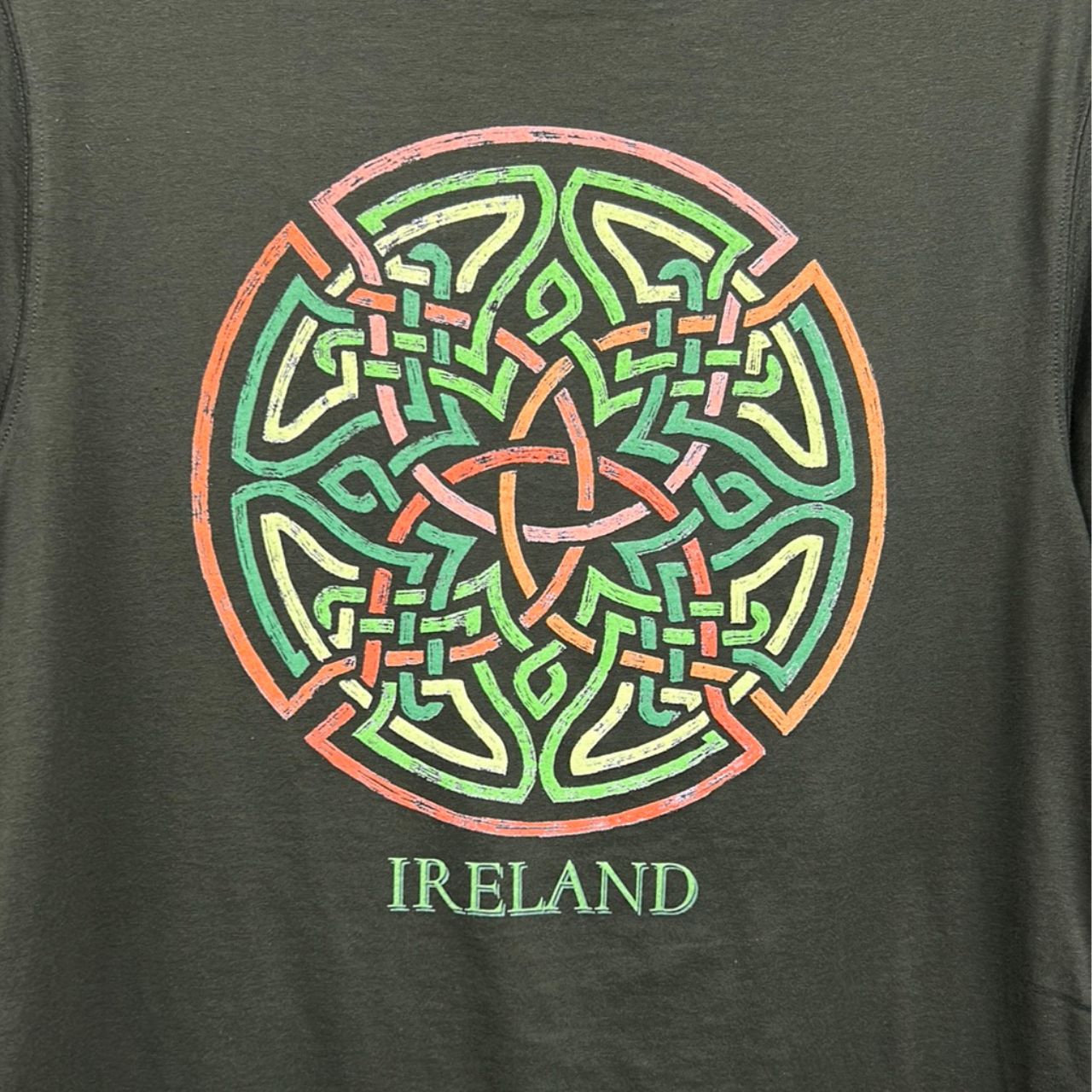 This t-shirt is designed with a celtic design and green 'Ireland' Text. This t-shirt is a round neck and is made of 100% cotton. This is a perfect gift or souvenir to remind you of your trip to Ireland.