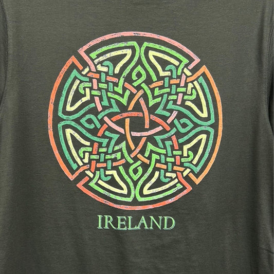 This t-shirt is designed with a celtic design and green 'Ireland' Text. This t-shirt is a round neck and is made of 100% cotton. This is a perfect gift or souvenir to remind you of your trip to Ireland.