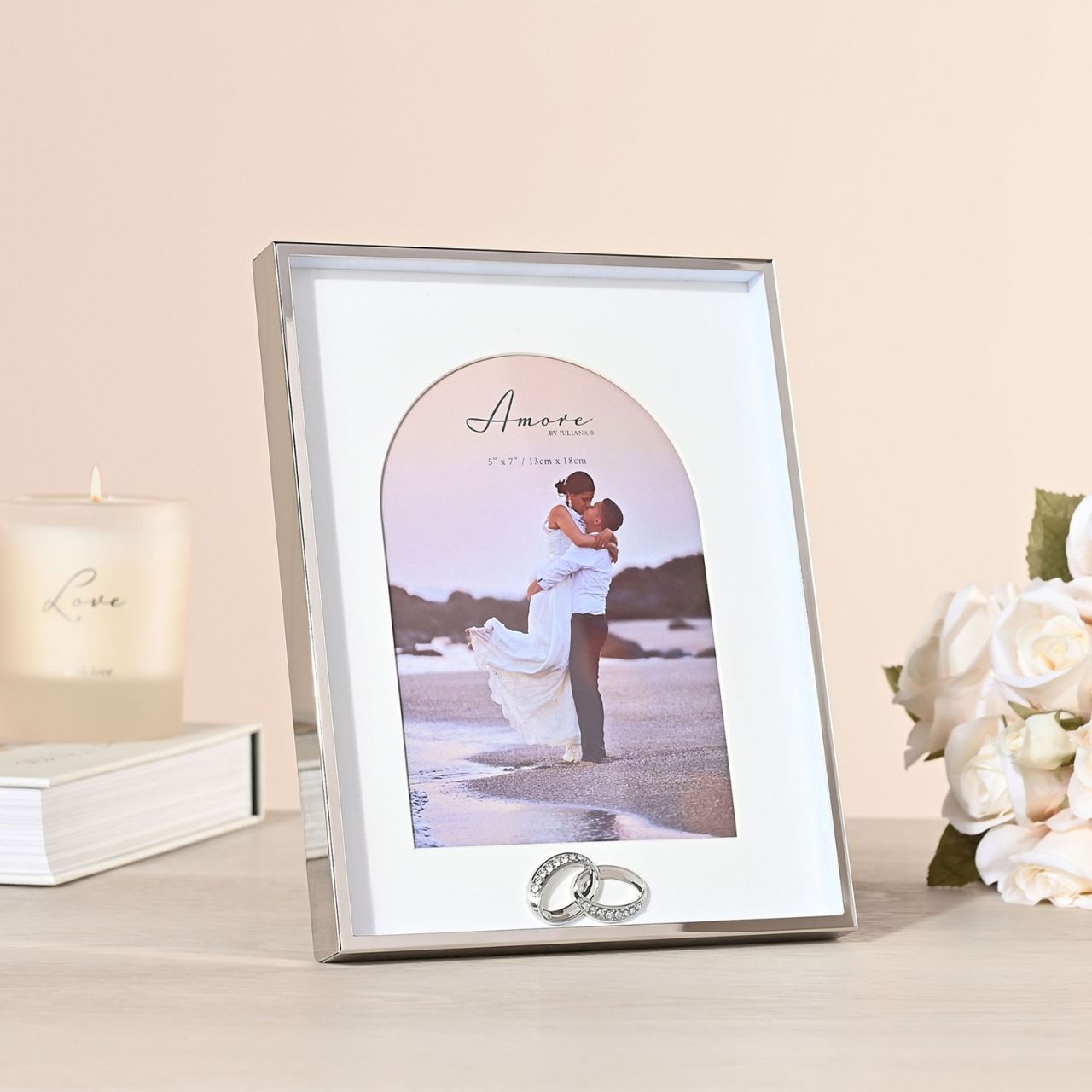 Introducing the AMORE BY JULIANA Box Arch Photo Frame with Rings, an exquisite addition to your collection of wedding and anniversary gifts.