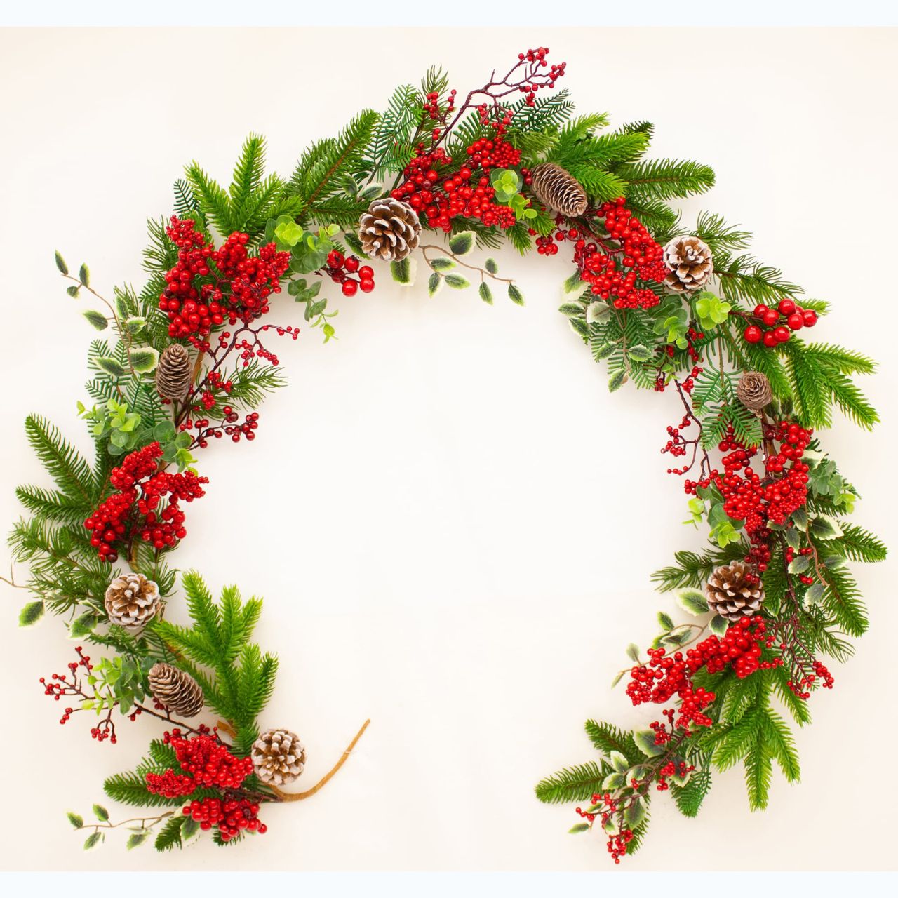 Enchante Festive Gatherings Garland 150 cm  The Festive Gatherings Garland is a perfect addition to any celebration. It's crafted with high-quality materials for a long-lasting, eye-catching decoration. Lightweight and durable, it easily hangs to provide a festive touch to your gathering.