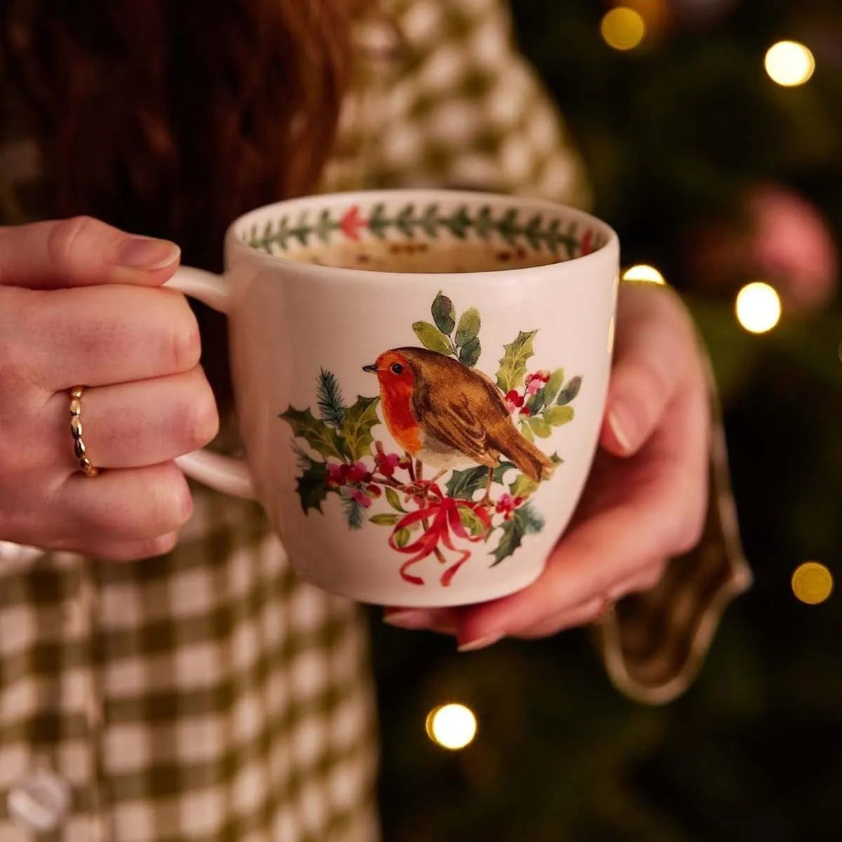 Start your day with a touch of festive charm using this Botanic Garden Christmas Holly Latte Mug, featuring a detailed robin nestled among holly and finished with a red ribbon motif.