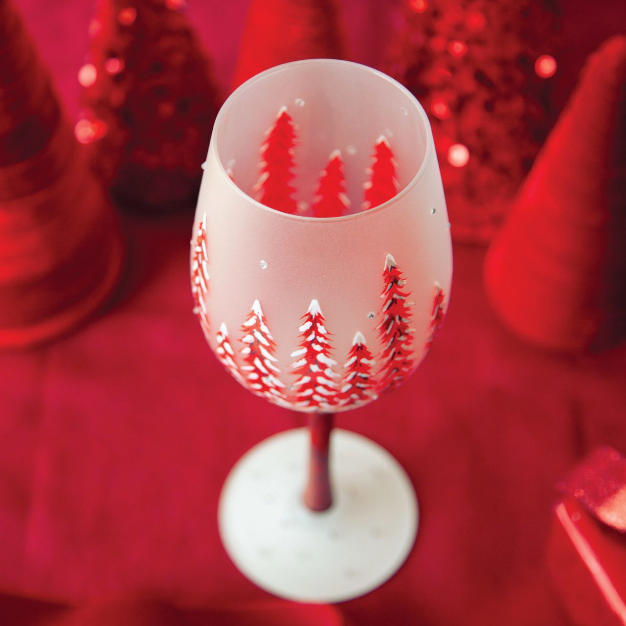 This gorgeous glass features a forest of red hand-painted pines covered in fresh fallen snow. With inlaid crystal snowflakes, this enchanting cup soothes with festive hue and sparkling elegance. Fill up you cup and give cheers to wintertime wonder.