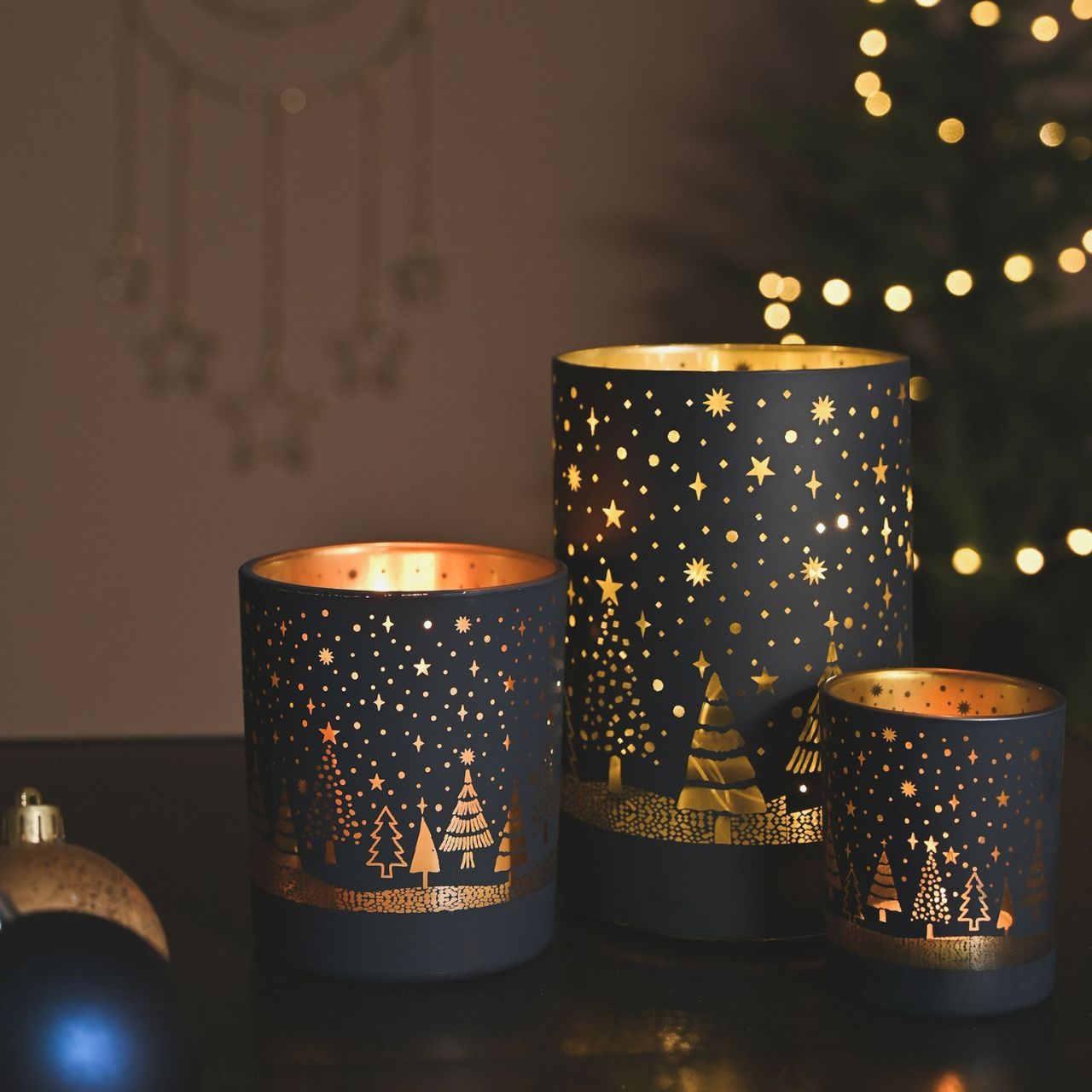 Illuminate the night this festive season with this stunning LED light tube. The navy blue background and gold foil stars conjure up visions of a crisp, clear Christmas Eve as you gaze at the beautifully detailed tree design.