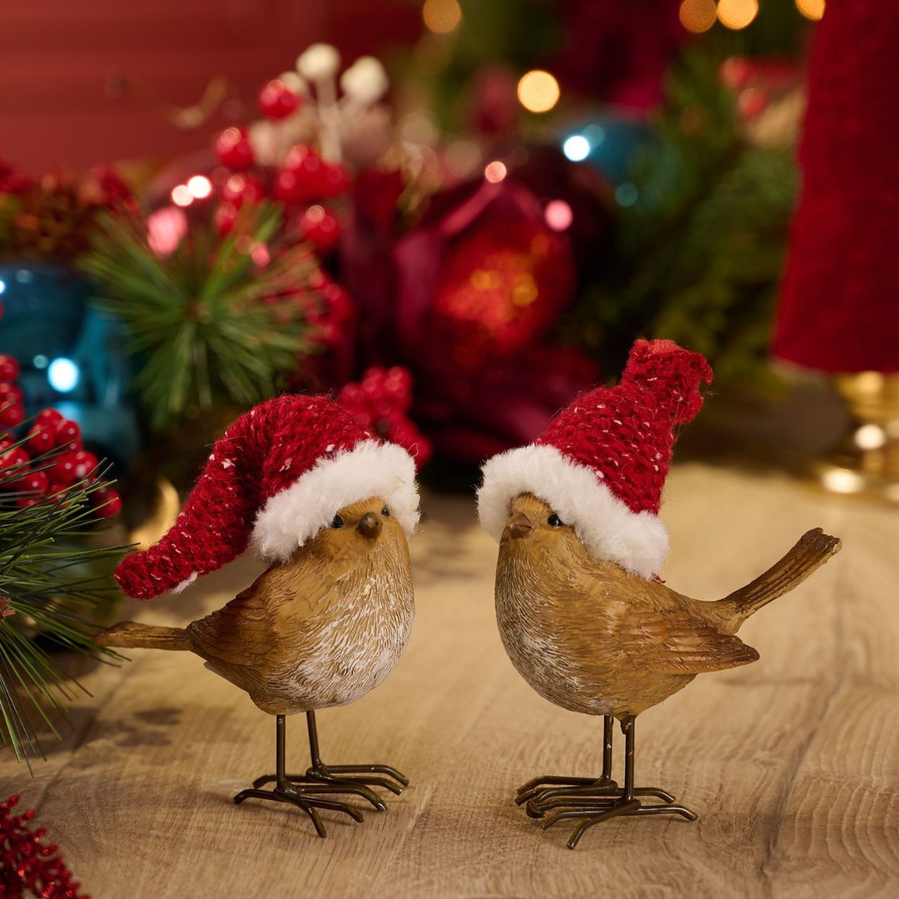 Bring festive cheer to the home this Christmas with charming pair of robin decorations.